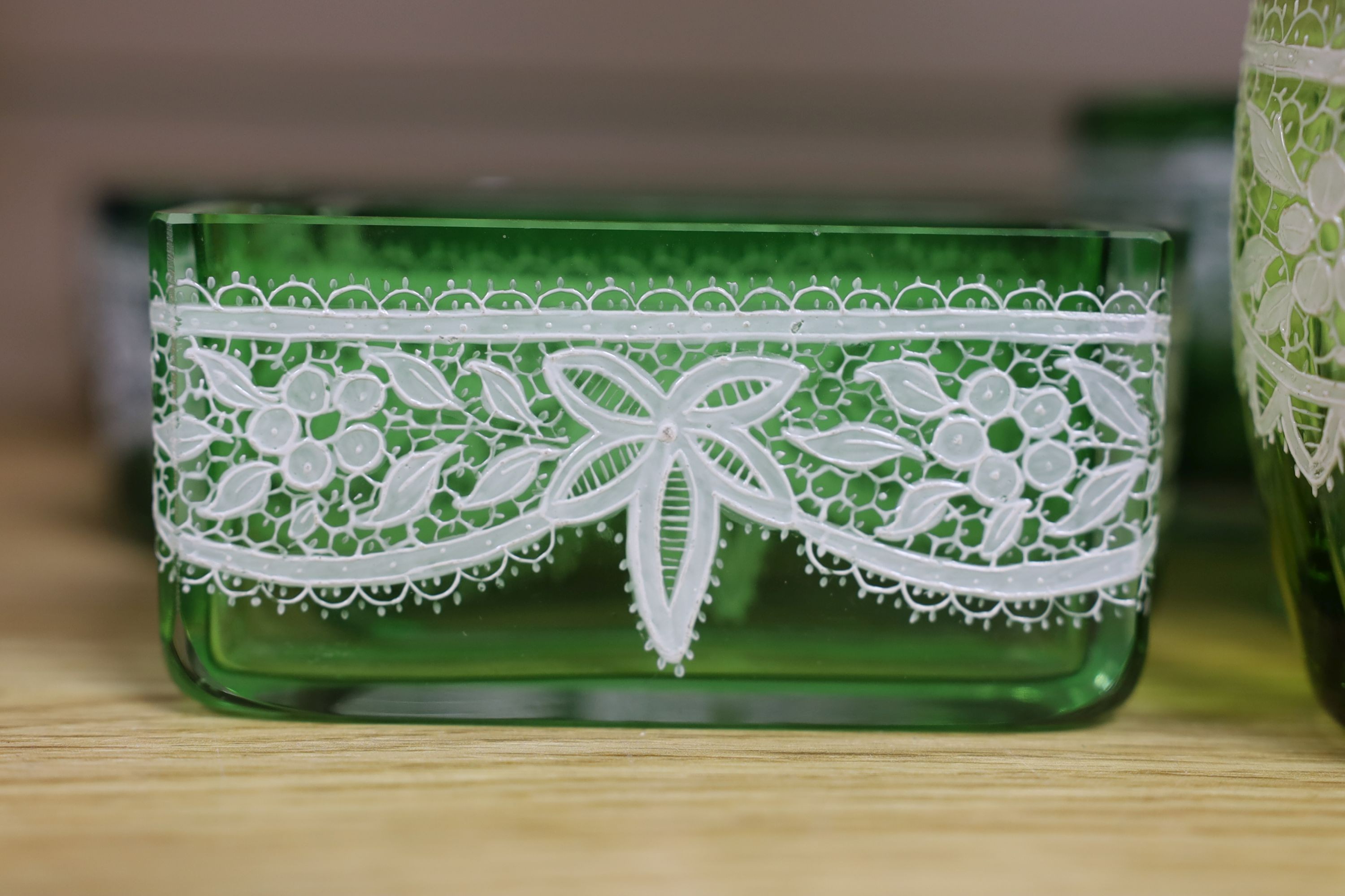 A group of Venetian green enamelled glass lace pattern posy tableware (12)